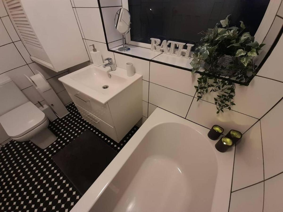 Bright 4-Bed House 15 Min To Manchester Centre Villa Exterior photo